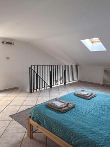 two beds in a room with a skylight at Dullos' House in Lido Adriano