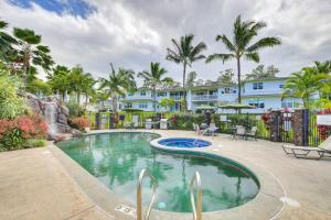 une piscine dans un complexe hôtelier avec des palmiers dans l'établissement Princeville Condo with Mountain and Golf Course Views!, à Princeville