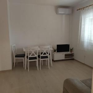 Televisyen dan/atau pusat hiburan di Apartments Saric