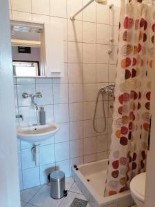 Bilik mandi di Apartments Saric +17 gambar