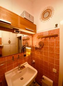 a bathroom with a sink and a mirror at UrbanHideaway Vorderer Westen in Kassel