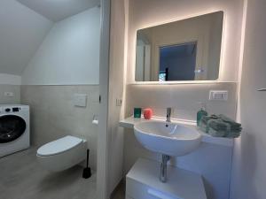 Koupelna v ubytování El Fossadeu-Biassa-Cinque Terre + 35 fotografií