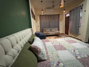 バカラルにあるCasa Tatich Bacalarの大きなベッドとソファのある寝室 +10枚の写真