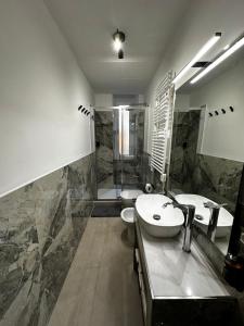 un baño con dos lavabos y una ducha en Suite della Marchesa, en Génova