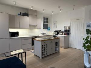 Η κουζίνα ή μικρή κουζίνα στο West London Luxury Oasis, Ealing Broadway - Best location!!! +16 φωτογραφίες