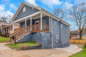 アトランタにあるChic 4BR Home Near AUC&DTWN Attractionsの家 横にデッキ付