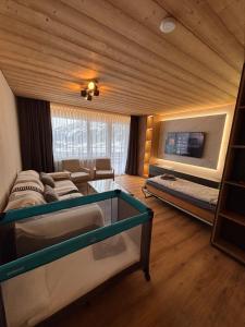 Giường trong phòng chung tại Luxuse Ferienwohnung Flüe 11