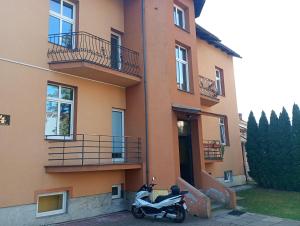 a scooter parked in front of a building at Apartament Rzewuskiego in Przemyśl