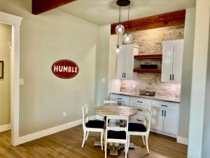 Gallery image of NEW Stunning Views & Lake Access Villa in Granbury