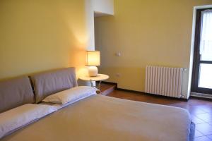 una sala de estar con un sofá y una mesa en Stella del Mattino, en Pesaro