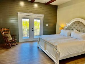 Gallery image of NEW Stunning Views & Lake Access Villa in Granbury +15 photos