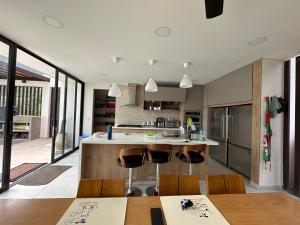 ビジェータにあるCasa de lujo en villetaのバースツール付きの大きな島のあるキッチンが備わります。