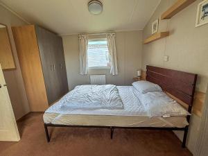 Katil atau katil-katil dalam bilik di Homely Caravan With Outside Decking Ref 20381Bs +12 gambar