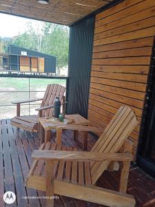 two chairs and a table on a wooden deck at La Hijuela in El manzano historico