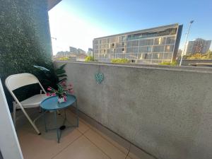 una mesa pequeña y una silla en el balcón en Lindo departamento tipo Loft en Ñuñoa, en Santiago