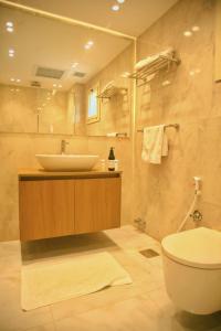 ein Badezimmer mit Waschbecken und Toilette in der Unterkunft Settle Inn Cairo Festival City Villa in Kairo