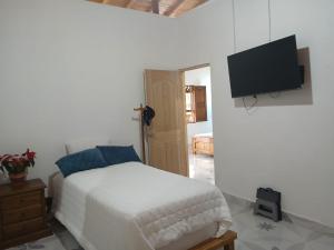 Una televisión o centro de entretenimiento en finca nalu