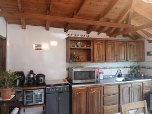 Una cocina o cocineta en finca nalu 3 fotos más