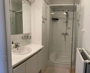 Bilik mandi di Appt Pablo met privé-garage, vlakbij zee, in Koksijde-Bad +44 gambar
