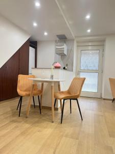 a kitchen with a table and chairs in a room at Zen & Nature au Centre Ville in Audun-le-Tiche