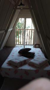 Pousada e Hostel Cantinho dos Chalés客房内的一张或多张床位