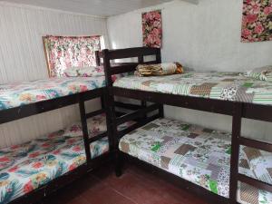 Pousada e Hostel Cantinho dos Chalés客房内的一张或多张床位