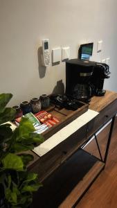 een tafel met een fornuis met een telefoon erop bij luxury apartment AL Majdiah Residence K,Hittin,Boulevard, البوليفارد in Riyad