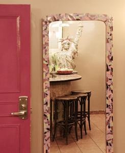 um espelho num quarto com uma mesa e bancos em Aloha Hostel Eiffel Tower by Hiphophostels em Paris