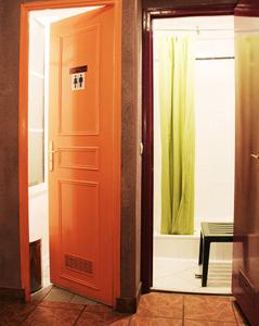 une porte orange dans une chambre avec fenêtre dans l'établissement Aloha Hostel Eiffel Tower by Hiphophostels, à Paris