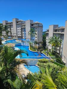 an overhead view of a resort swimming pool with buildings at Apartamento frente ao mar de Angra in Mangaratiba