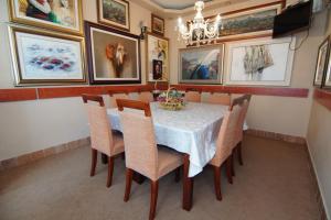 uma sala de jantar com mesa e cadeiras em Guesthouse Villa Gaga em Budva