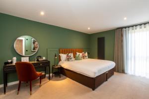 una camera da letto con un letto, una scrivania e uno specchio di Silken Thomas Accommodation a Kildare