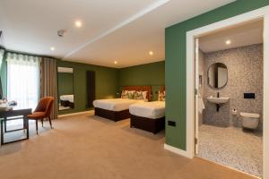 una camera d'albergo con due letti e un bagno di Silken Thomas Accommodation a Kildare