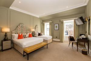 una camera con 2 letti, una scrivania e una scrivania di Silken Thomas Accommodation a Kildare