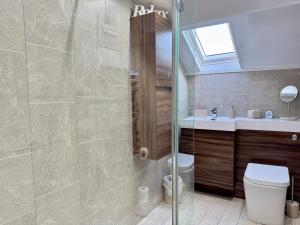 Koupelna v ubytování Park View Maisonette, Luxurious 3 bed holiday home + 31 fotografií
