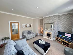 TV a/nebo společenská místnost v ubytování Park View Maisonette, Luxurious 3 bed holiday home