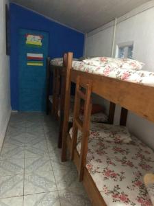 圣路易斯-杜帕赖廷加Pousada e Hostel Cantinho dos Chalés的一间带两张双层床的卧室