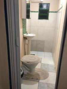 圣路易斯-杜帕赖廷加Pousada e Hostel Cantinho dos Chalés的带马桶和水槽的浴室 更多21张照片