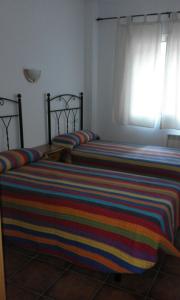 ラ・イルエラにあるMadrigal Iruelaのベッド2台が隣同士に設置された部屋です。