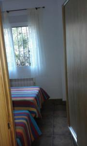 ラ・イルエラにあるMadrigal Iruelaのベッド2台と窓が備わる客室です。