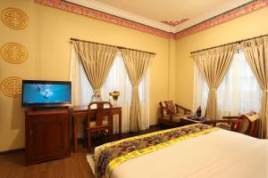 Televisi dan/atau pusat hiburan di Hotel Harmika