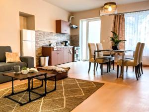 a living room with a table and a kitchen at Casa Pinheiro in Pinheiro de Coja