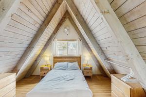 Postel nebo postele na pokoji v ubytování A-Frame Hideaway