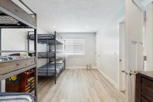 Un pat sau paturi într-o cameră la Shore Fun Cottage