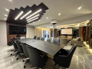 a conference room with a large table and chairs at Hotel Quinta San Carlos Inn in Piedras Negras