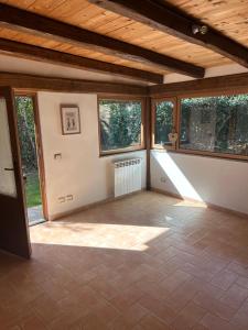 チビタベッキアにあるAntica Pietraの窓と木製の天井が特徴の空きリビングルーム