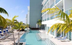 Πισίνα στο ή κοντά στο Waterfront Home w Ocean View Pool, Dock and Games
