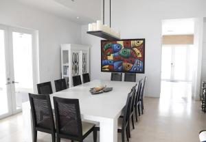Φωτογραφία από το άλμπουμ του Waterfront Home w Ocean View Pool, Dock and Games στο Alice Town