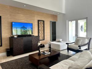 Μια τηλεόραση ή/και κέντρο ψυχαγωγίας στο Waterfront Home w Ocean View Pool, Dock and Games