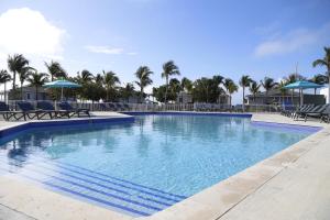 Πισίνα στο ή κοντά στο Waterfront Home w Ocean View Pool, Dock and Games